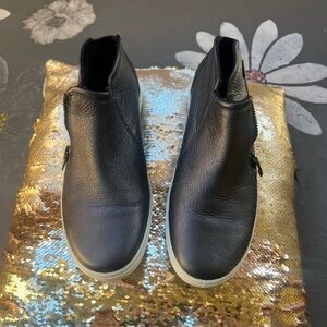 Ecco ankle mid top zip metallic sneaker shale